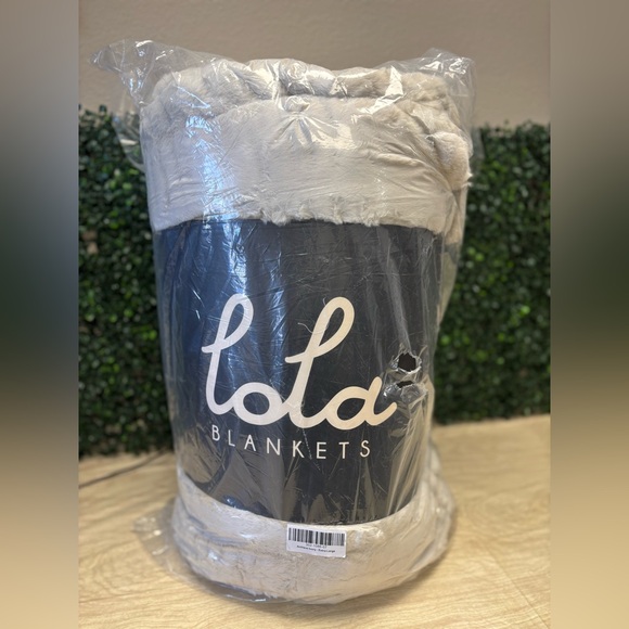 Lola Blankets Faux Fur Throw Blanket, Antique Ivory - Extra Large - Picture 3 of 5